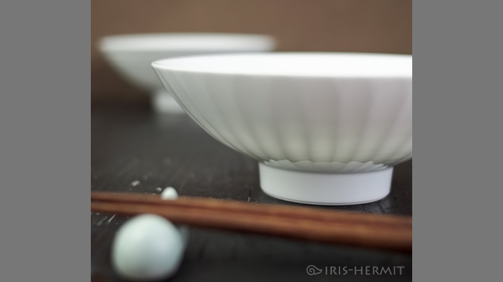 白磁手彫平茶碗