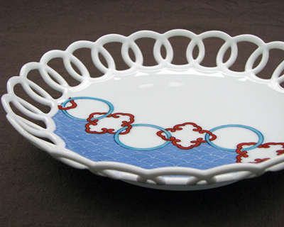 『鍋島組紐５寸高台皿』の伝統の鍋島意匠の作品とはまた違った、鍋島の作品の技術の高さと素晴らしさを感じられる作品だと思います。
