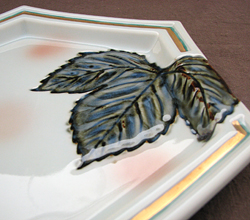 押し付けたように彫りを施しデザインされた『葉っぱ』が、まるでお皿に浮き上がっているかのように印象的です。