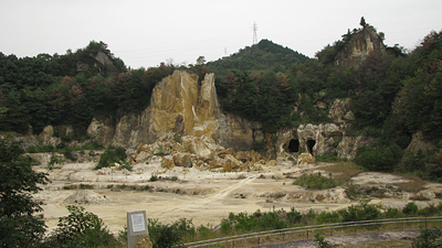 今日『有田』の町が陶磁器の里として発展したのは、『有田』の町『泉山』の地に『磁石鉱』が発見されたことにあります。