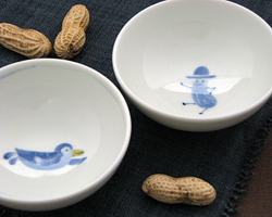 小ぶりの小鉢に、『ピーナッツ』と『ペンギン』が可愛く描かれています。