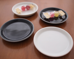 ツートーンのシンプルモダンな豆皿。