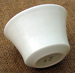 器の表面は、ほんの少し陶器(土物)のような凸凹感を残してあります