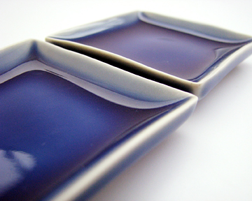 シャープに切り出された輪郭と、釉薬の溜まりが見せる『瑠璃釉』の藍の濃淡が、器の美しい景色となって魅力的です♪