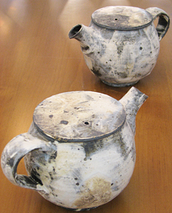 荒石混じりの『黒陶』の陶土を使い手作りで作られたポットは、ふっくらと丸みを帯びた愛らしい形をしています。