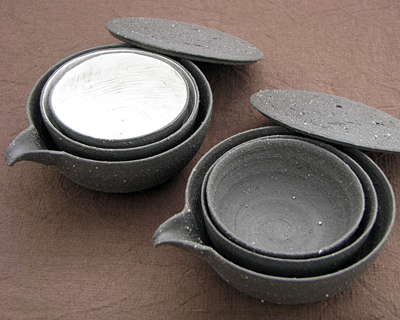 宝瓶（急須）のデザインは一緒ですが、中に入れ子で入る仙茶湯呑のデザインが２種類あります。