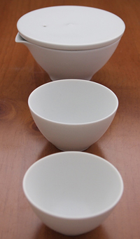 スタイリッシュなフォルムに成型された茶器は、光沢を抑えシンプルな刷毛巻で仕上げられています。