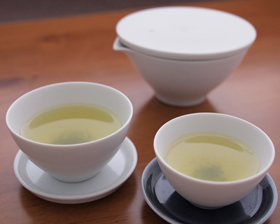 『白マット宝瓶入子茶器』の『小仙茶』の茶托として合わせてみました。