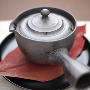 急須の本体に注ぎ口や茶漉しをつけない『絞り出し急須』は、美味しいお茶を淹れるために考えられたデザインです。