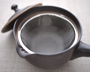 『粉茶』などの目の細かな茶葉をお使い頂くことも考慮して『茶漉し網』もお付けいたします。
