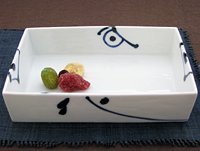 シャープな長方形の器に、『花鳥風月』の文字をデザインにした粋な和食器です。