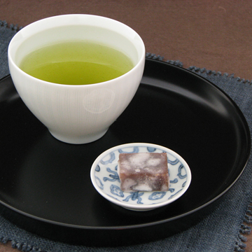 『お茶請け』の和菓子などを盛って、お茶に副えてはいかがでしょうか。