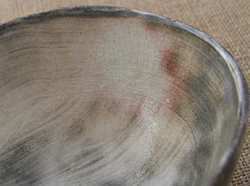  『ガラス釉』の特徴はガラス質の釉薬に入るヒビ紋様と細かい気泡紋様です