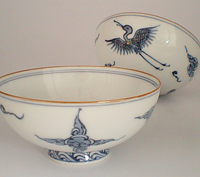 高さを抑えたお茶碗に、「正邦窯」さん独特の渋い染付で 『雲』と『鶴』の図を施しました。