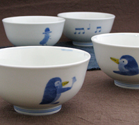 小ぶりのお茶椀に、『ピーナッツ』と『ペンギン』が可愛く描かれています。 