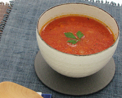 『半磁器白』の器に、『トマトの冷製スープ』を入れてみました。