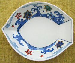 特徴的な船形の形状に、染錦で描かれた『立田川』の絵柄が印象的です。