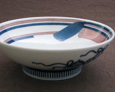 国内初の『JAPANオリジナルデザイン』の陶磁器作品と言えます。