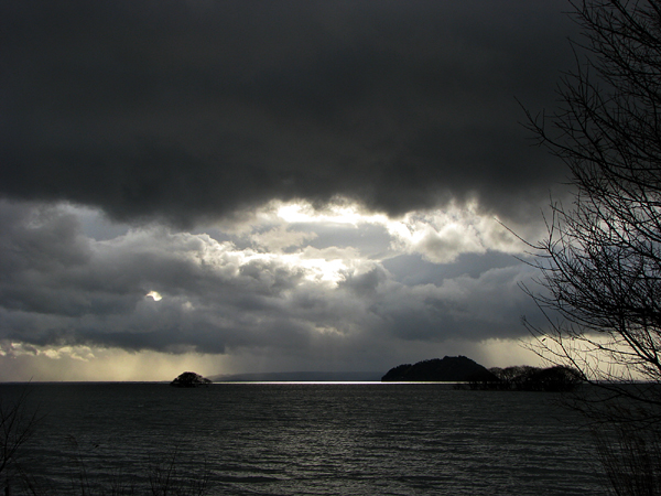 琵琶湖の湖面に注ぐ陽光
