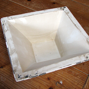 こちらの石膏の型は、『排泥鋳込み成形』で使用する石膏型になります。
