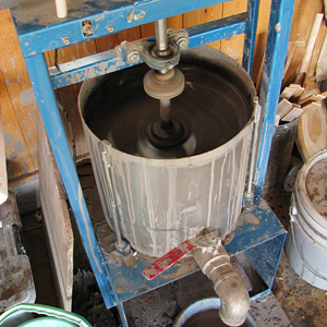 陶土に水やケイソウなどを混ぜて撹拌し陶土を一旦ドロドロの液状にします。