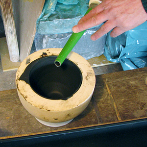 液状化した陶土を石膏の型に流し込み２〜３分ほど置くと、石膏と陶土の接触部分から少しずつ陶土が固まっていきます。