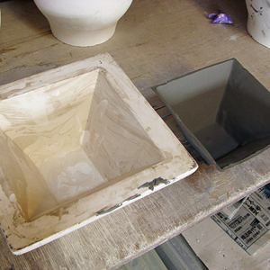 石膏の型はほぼ直線的な四角形で、器の生地も型同様直線的な形状なのですが、焼成されて完成した作品は、何とも言えない曲線のフォルムに仕上がっています。