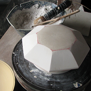 『石膏』で作られている型は消耗品でもあり、使用する度に摩耗などで、型のシャープさが少しずつ損なわれたりして来ます。