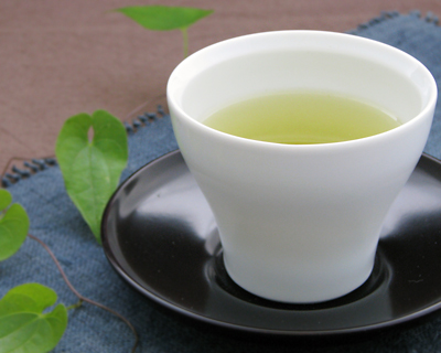 真っ白な『白磁』には、緑茶の色がとても良く映えますね♪