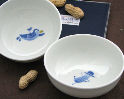 丸い小鉢に、『ピーナッツ』と『ペンギン』が可愛く描かれています。