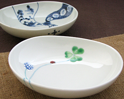 『そら豆』の形をした楕円の鉢に、『純和風』と『雑貨風』の対照的なデザインが、それぞれに魅力的にマッチしています。