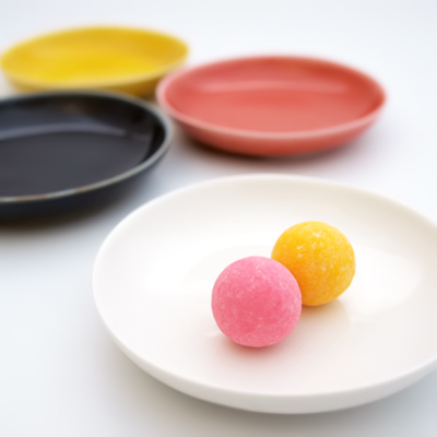プレーンなデザインで作られた４色の丸形小皿。