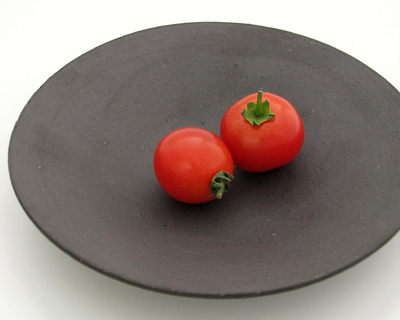 黒焼〆変形丸和皿