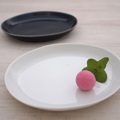 丸に比べ食卓の場所も取らず使いやすい楕円の皿。こちらは取皿サイズの皿になります。