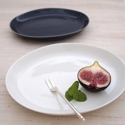 丸に比べ食卓の場所も取らず使いやすい楕円の皿。こちらは中皿サイズの皿になります。