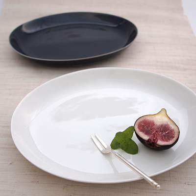 丸に比べ食卓の場所も取らず使いやすい楕円の皿。こちらは多用皿サイズの皿になります。