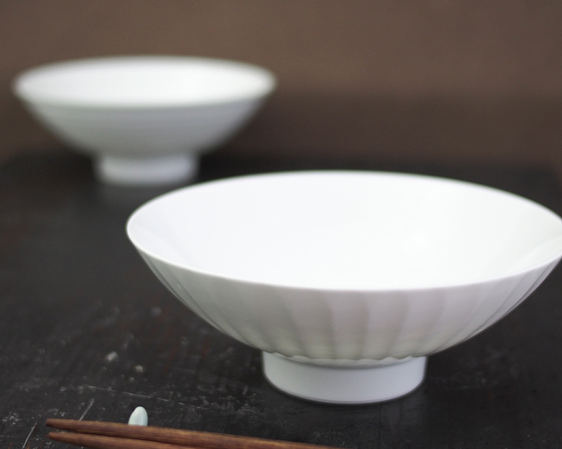 白磁手彫平茶碗