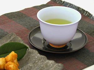 青白磁は緑茶の色も鮮やかに写り、お茶を一層引き立てます