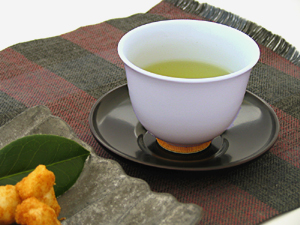 青白磁は緑茶の色も鮮やかに写り、お茶を一層引き立てます