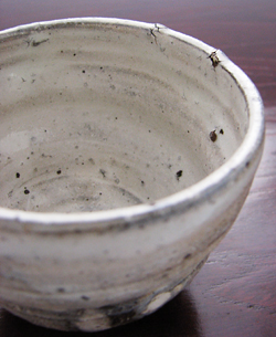 荒石混じりの渋い陶器(土物)と指の跡を大胆に残した手作りのフォルムが野趣溢れるカップです。