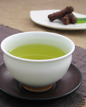 『大拓窯』 さんの 『青白磁』 は 『緑茶』 の色も鮮やかに映えます♪