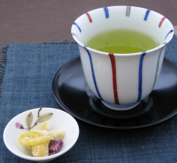 白磁の釉薬で仕上げたお湯呑は、『緑茶』の色も奇麗に映えます。