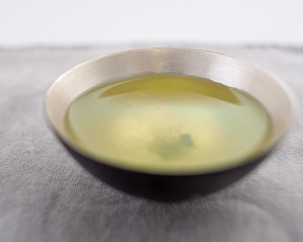 『銀彩』に『緑茶』の色が鮮やかに映っています。- 玄釉銀彩仙茶〜李荘窯〜有田焼