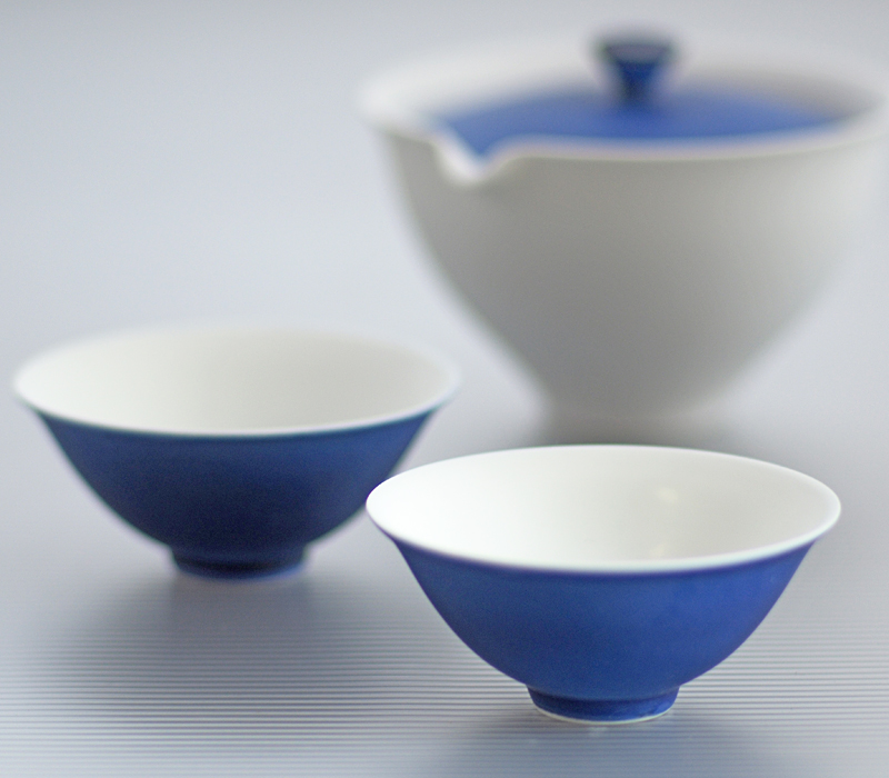薄手で上品なフォルムに成形された仙茶碗を、『白磁』をベースに、外側は『呉須』を吹き付けた淡い『藍』で、ツートンのデザインに仕上げました。- ブラストツートン仙茶〜李荘窯+IH〜有田焼