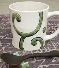 シンプルな『筒』状のマグに、大胆に描かれた『唐草』の紋様がモダンです。