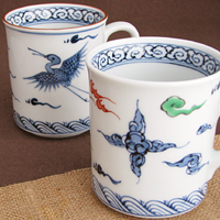 『正邦窯』 さん独特の、渋い 『藍』 の染付けで描かれた『雲鶴図』が存在感たっぷりのマグカップです♪