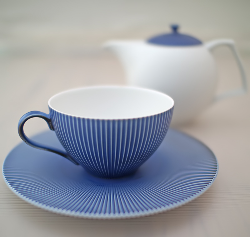 薄手で上品なフォルムに成形された仙茶碗を、『白磁』をベースに、外側は『呉須』を吹き付けた淡い『藍』で、ツートンのデザインに仕上げました。- ブラストツートンティーC＆S〜李荘窯+IH〜有田焼