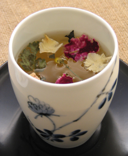 ハーブティーなど香りを楽しむお茶には、口のすぼまった形状は最適です