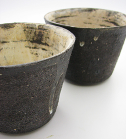 荒石混じりの『黒陶』の陶土を使い、ロクロ成型の手作りでシンプルなソバ猪口型に成型しています。