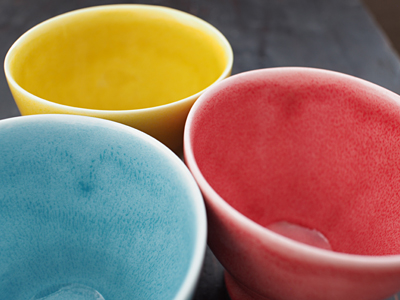 水色・朱色・黄色の３色の釉彩の製品は、釉薬の溜まりや流れなどで現れる色の濃淡の景色が特徴であり魅力です。- フタ付きフリーカップ〜金善窯〜有田焼